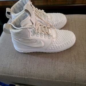 Slightly used size 9.5 Nike Lunar Force Duck boot